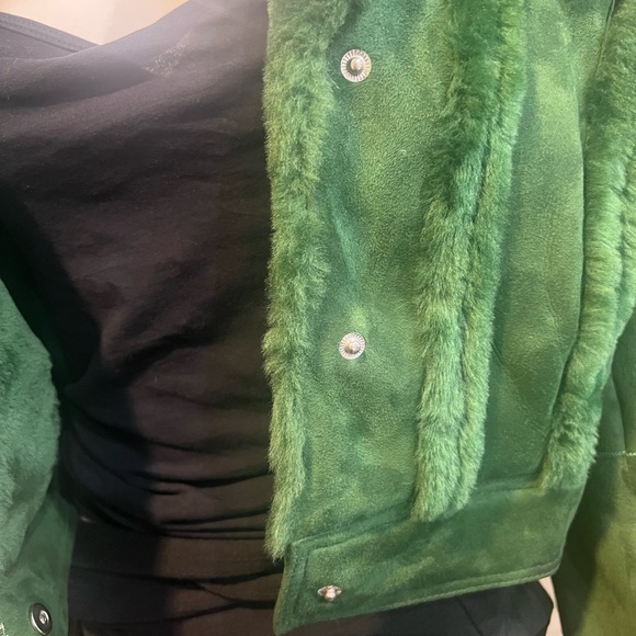 Green Teddy Jacket with Plush Material and Cropped Design - Picture 2 of 9